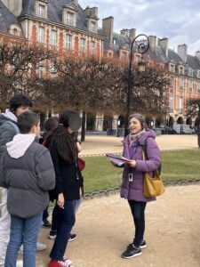 Place des Vosges avec des collégiens (Balade sur les pas de Mozart dans le Marais)